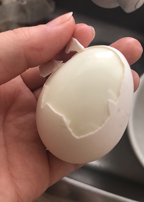 穴をあけたほうの卵の殻をむいたところの写真。綺麗に剥けている様子。
